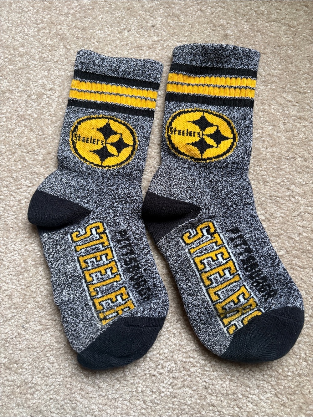 Pittsburgh Steelers Men's Crew Socks - Gray & Yellow men’s small 5-9 sock size